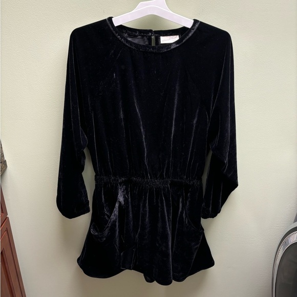 Elegant Black Velvet Top - Picture 1 of 6